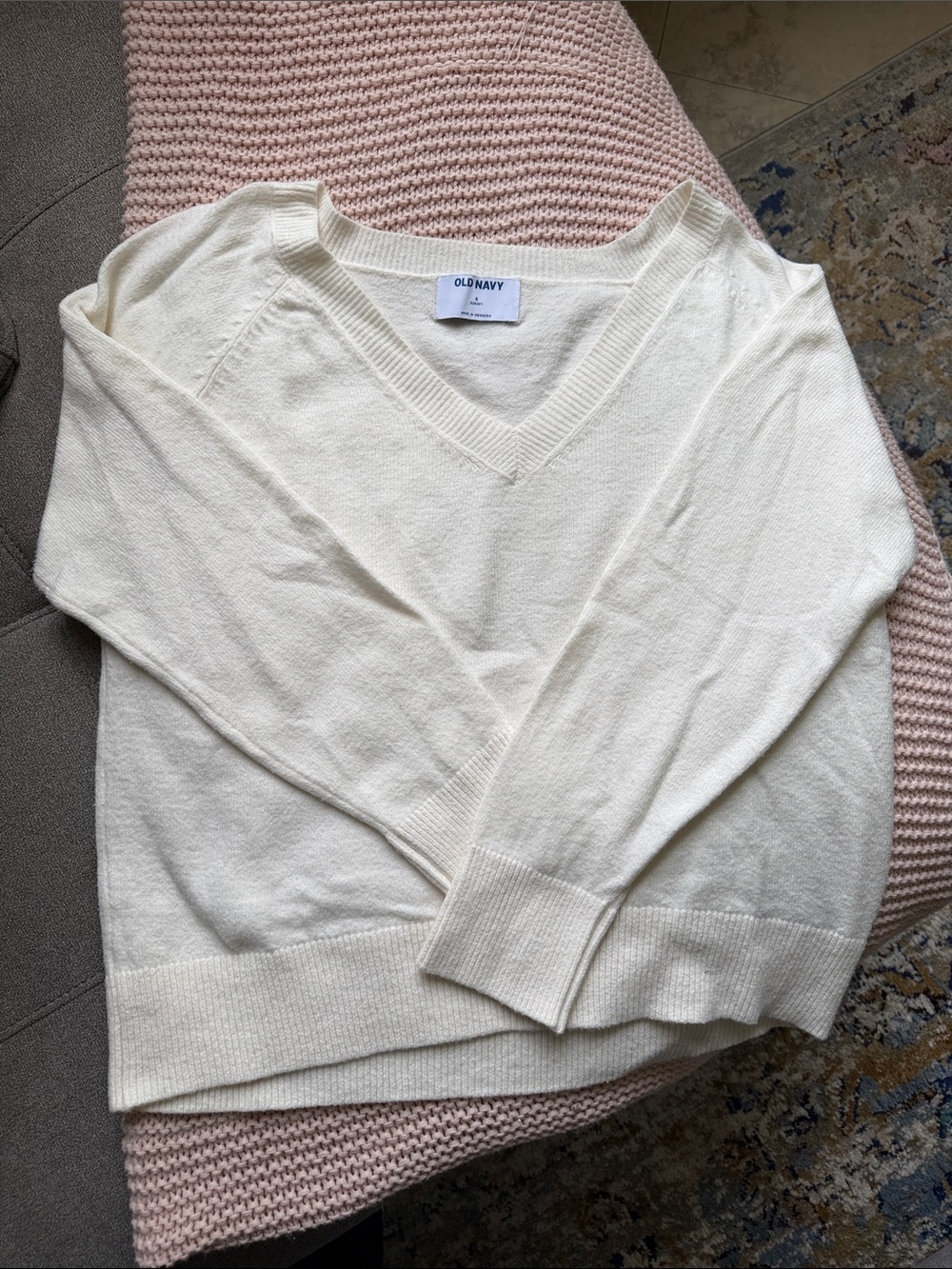 Old Navy Cream V-Neck Pullover Sweater